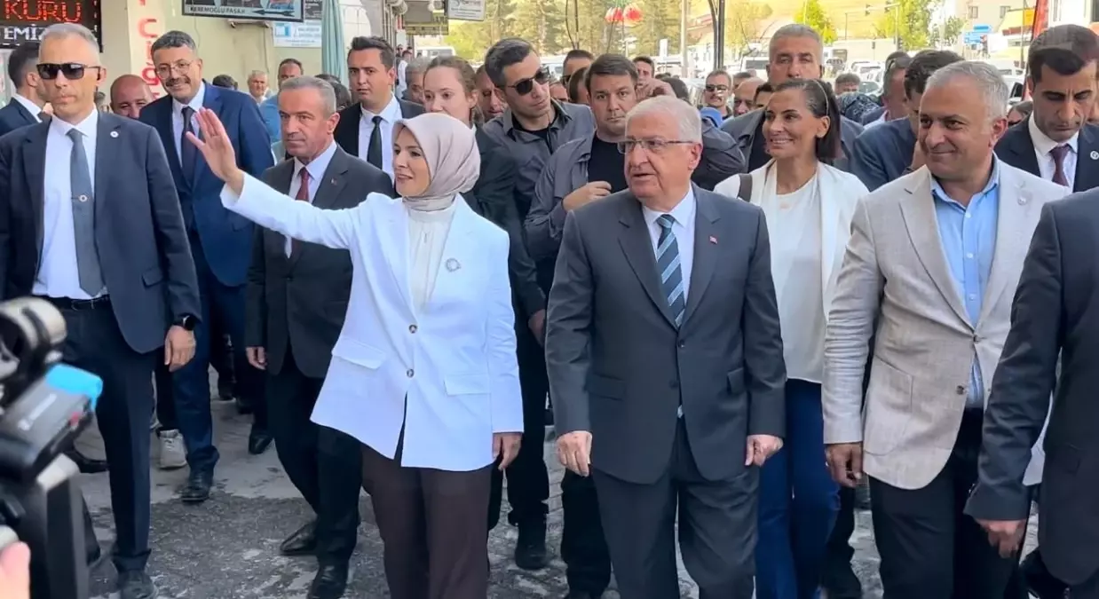 Milli Savunma Bakanı Yaşar Güler ve Aile ve Sosyal Politikalar Bakanı Mahinur Özdemir Göktaş, Yüksekova’da Esnafı Ziyaret Etti