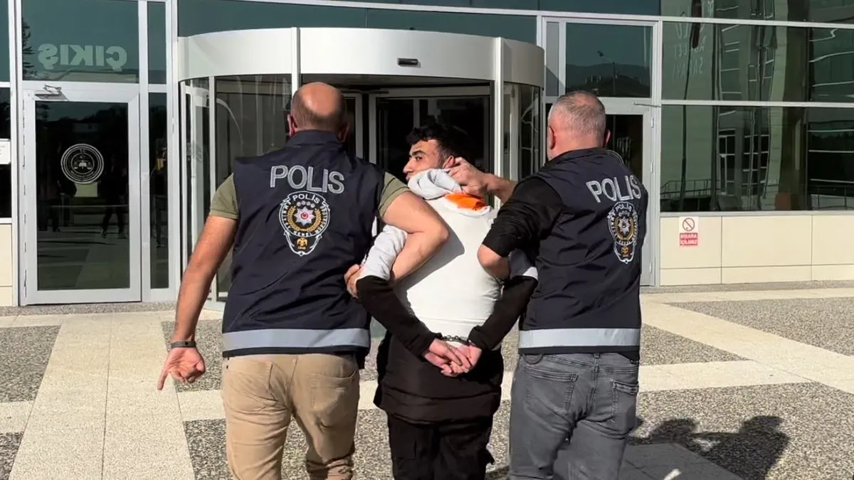 Kasiyeri bıçakla tehdit edip gasp eden şahıs adliyede