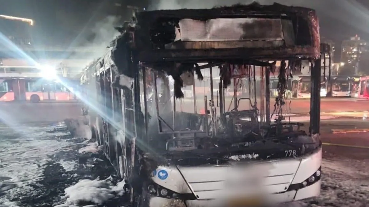 İsrail’in Bat-Yam kentinde 3 otobüste art arda patlama meydana geldi