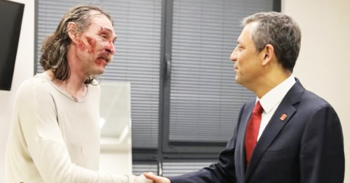 CHP Genel Başkanı Özgür Özel, ‘Bir Delinin Hatıra Defteri’ oyununu seyretti