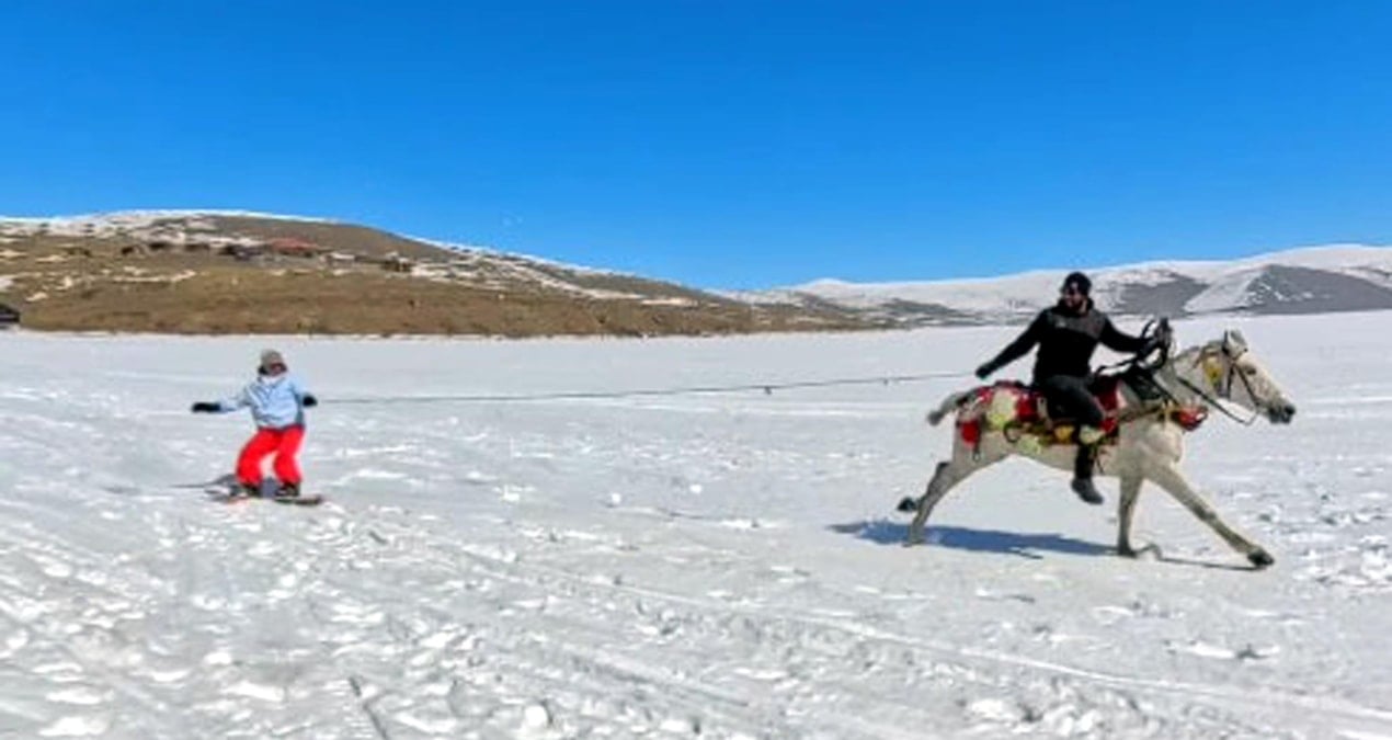 Çıldır Gölü’nde eşsiz macera: Buz üzerinde atlarla dans!