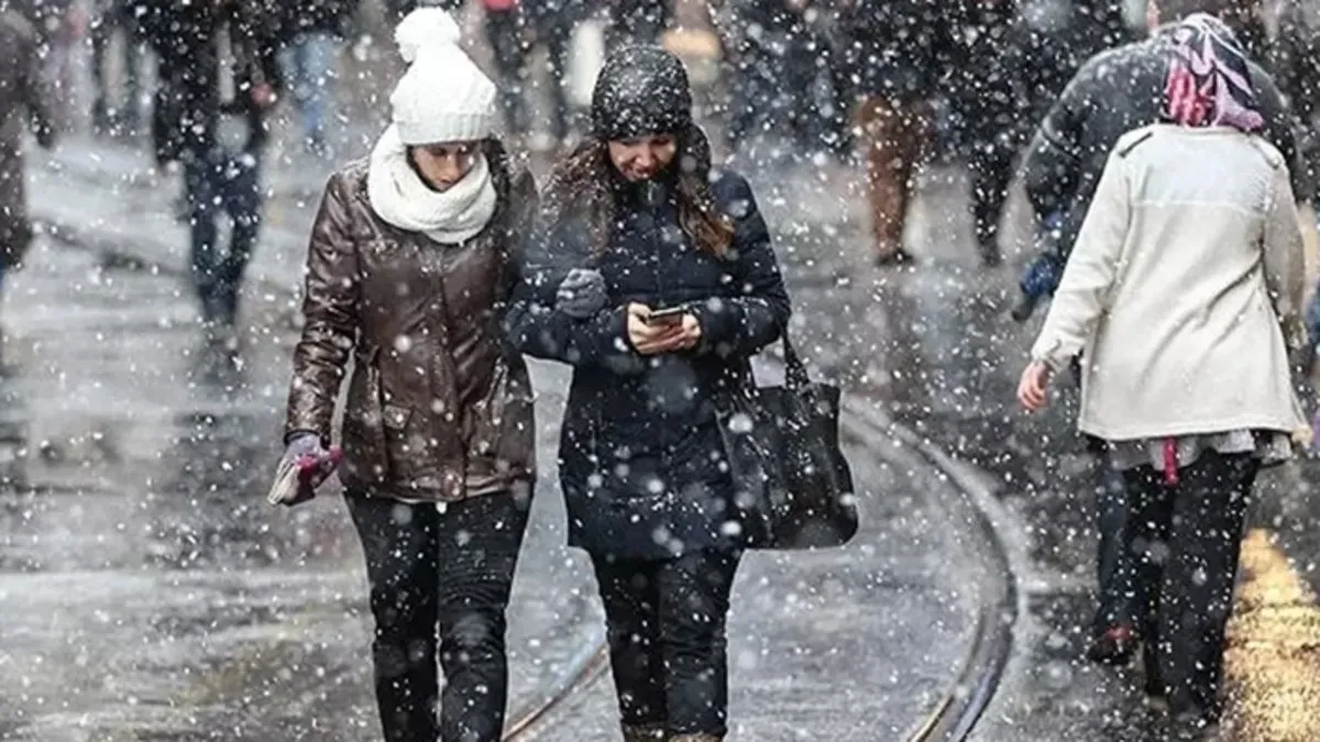 İstanbul ve Ankara’ya kar yağışı giriş yaptı! Meteoroloji’den hafta sonu uyarısı!