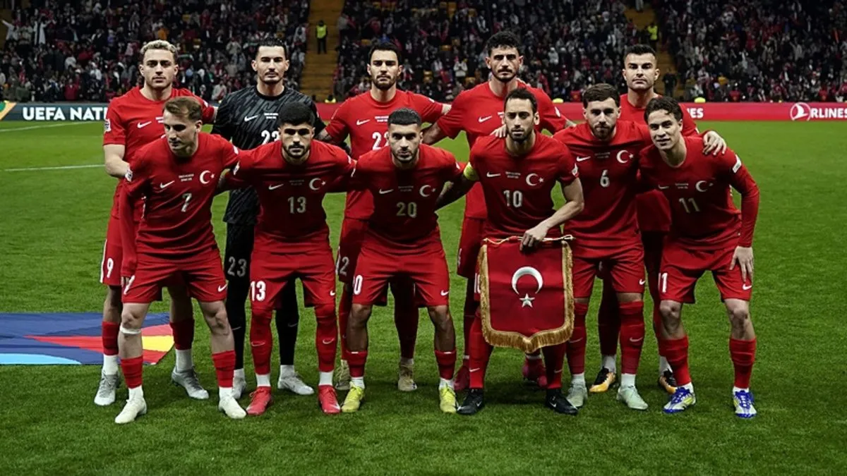 Milli futbolcu seccade ve cübbesiyle camiye giderken görüldü! Sosyal medya bunu konuşuyor