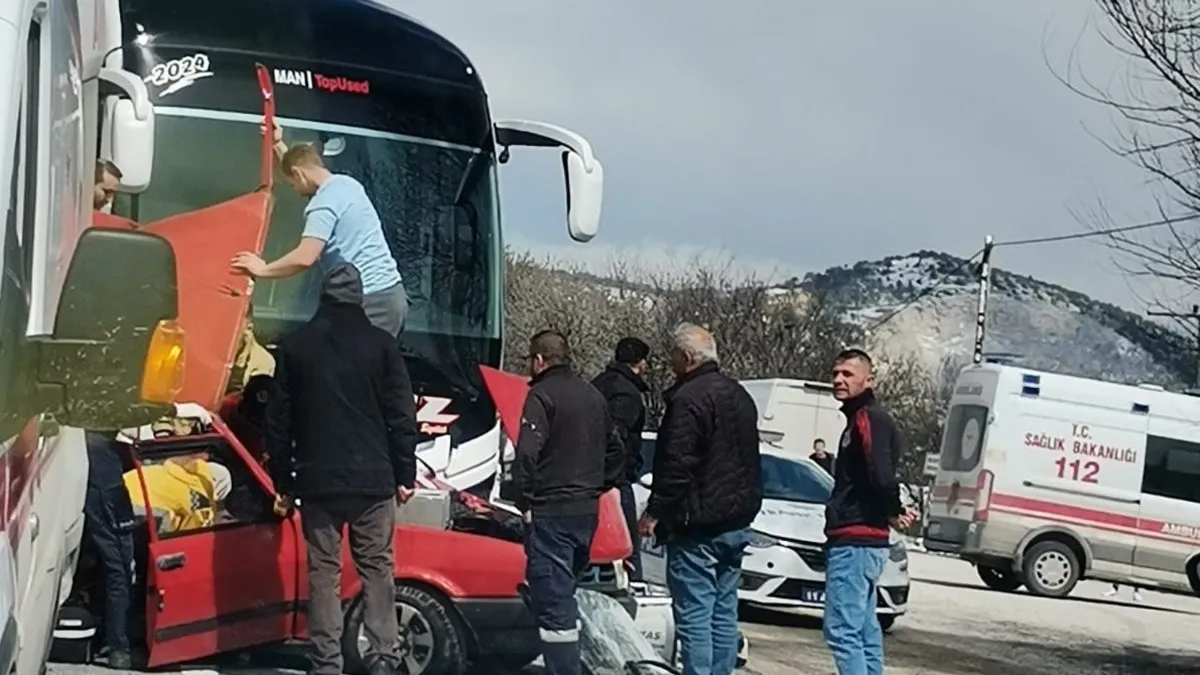 Yolcu otobüsü ile otomobil çarpıştı! 1 kişi öldü 1 kişi yaralandı